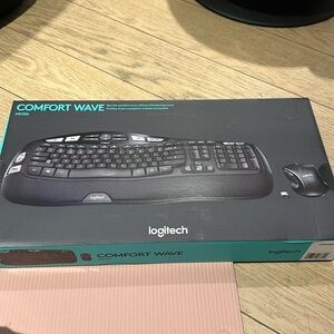 Logitech MK550 Wireless Wave Keyboard/Mouse Combo- Brand New